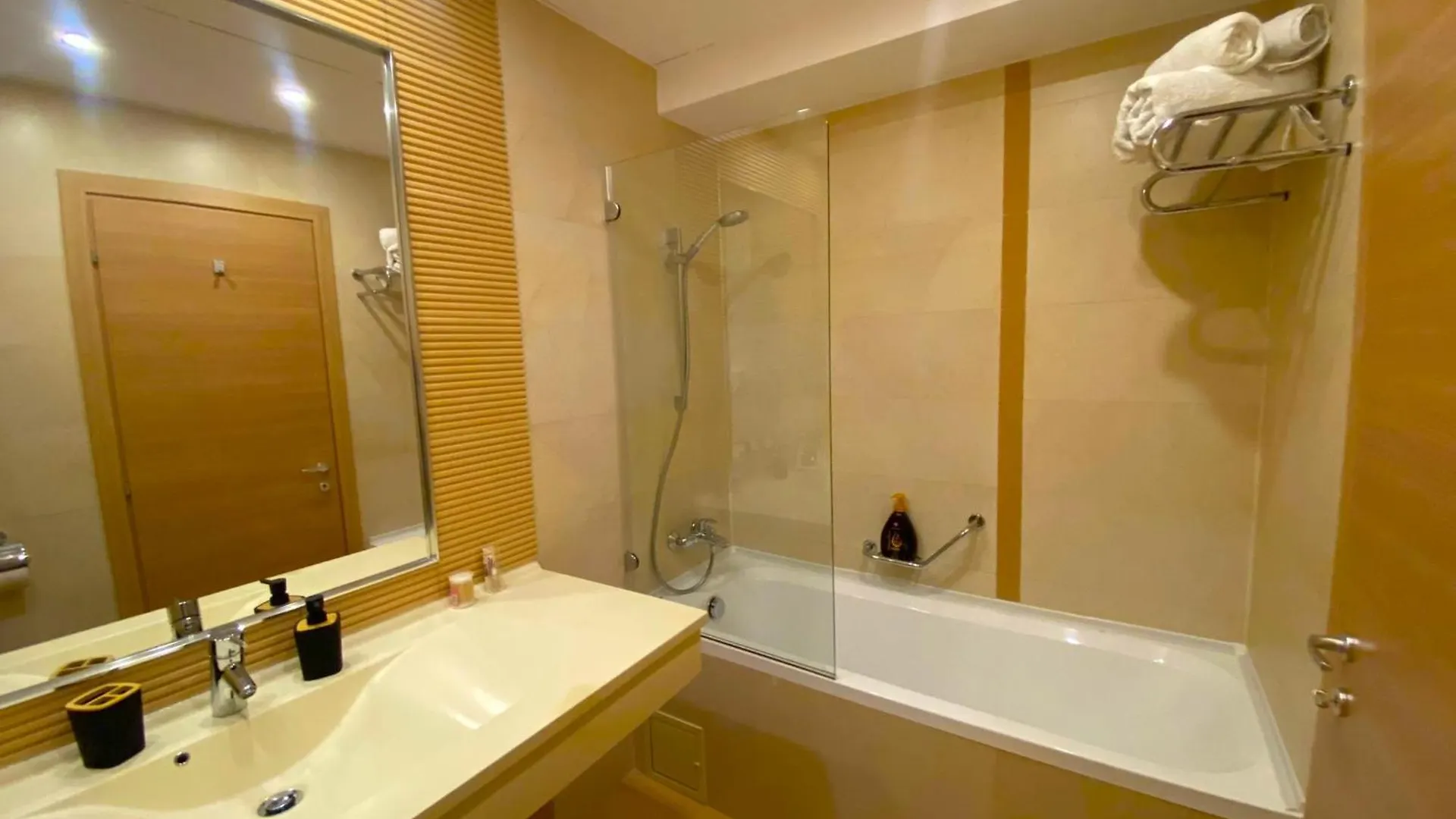 Yamaluxe Apartments - Huge - Confort & Luxury With Great View Bucharest 0*,